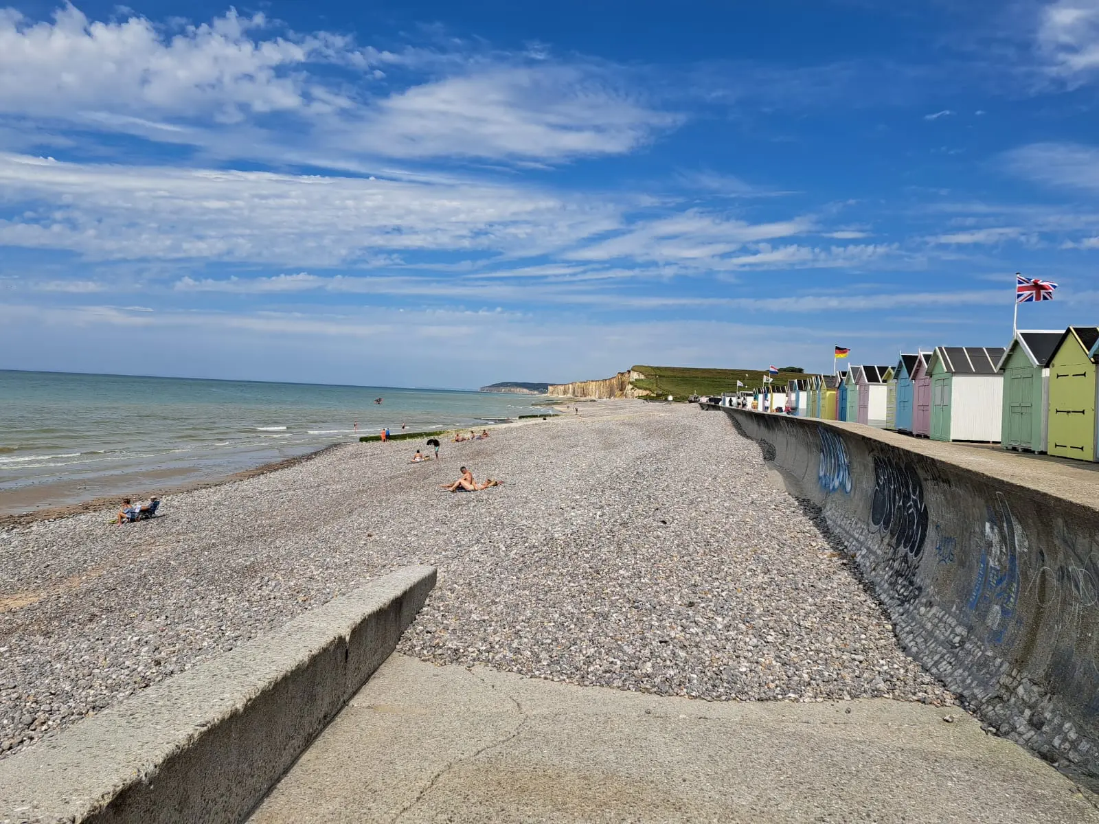 Les charmantes petites cabines de plage multicolores soigneusement alignées